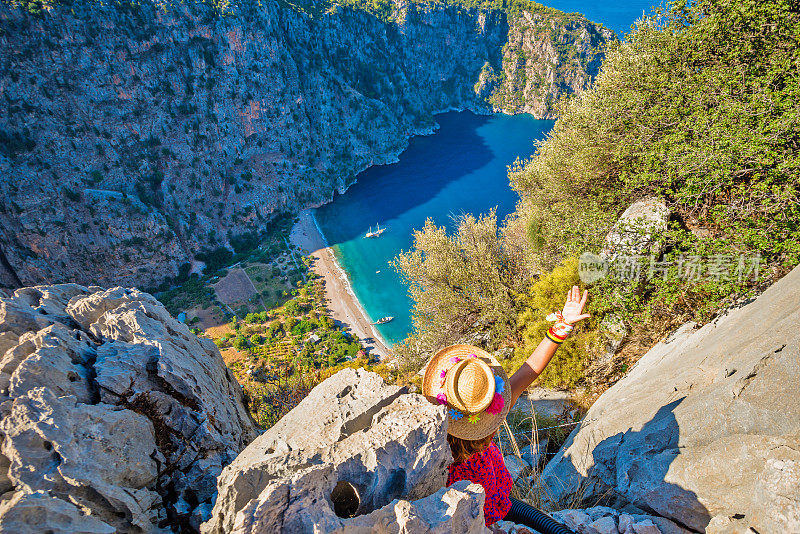 女人在顶端。来自Oludeniz的蝴蝶谷。Fethiye Mugla,土耳其。